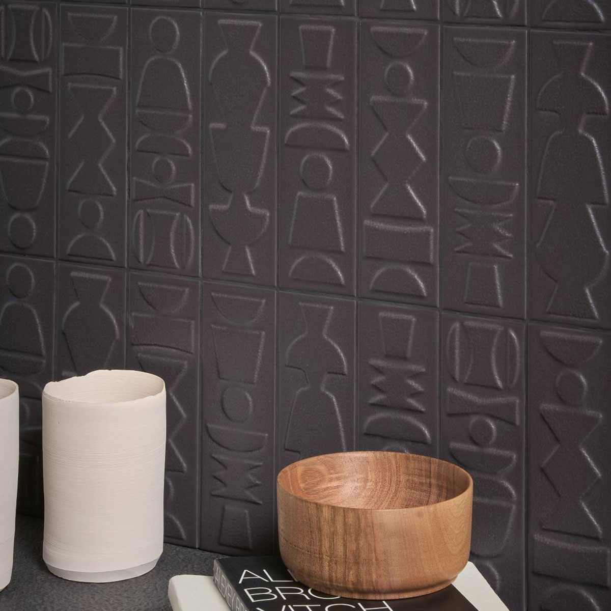 carrelage de la tour faience relief totem noir ebony 1