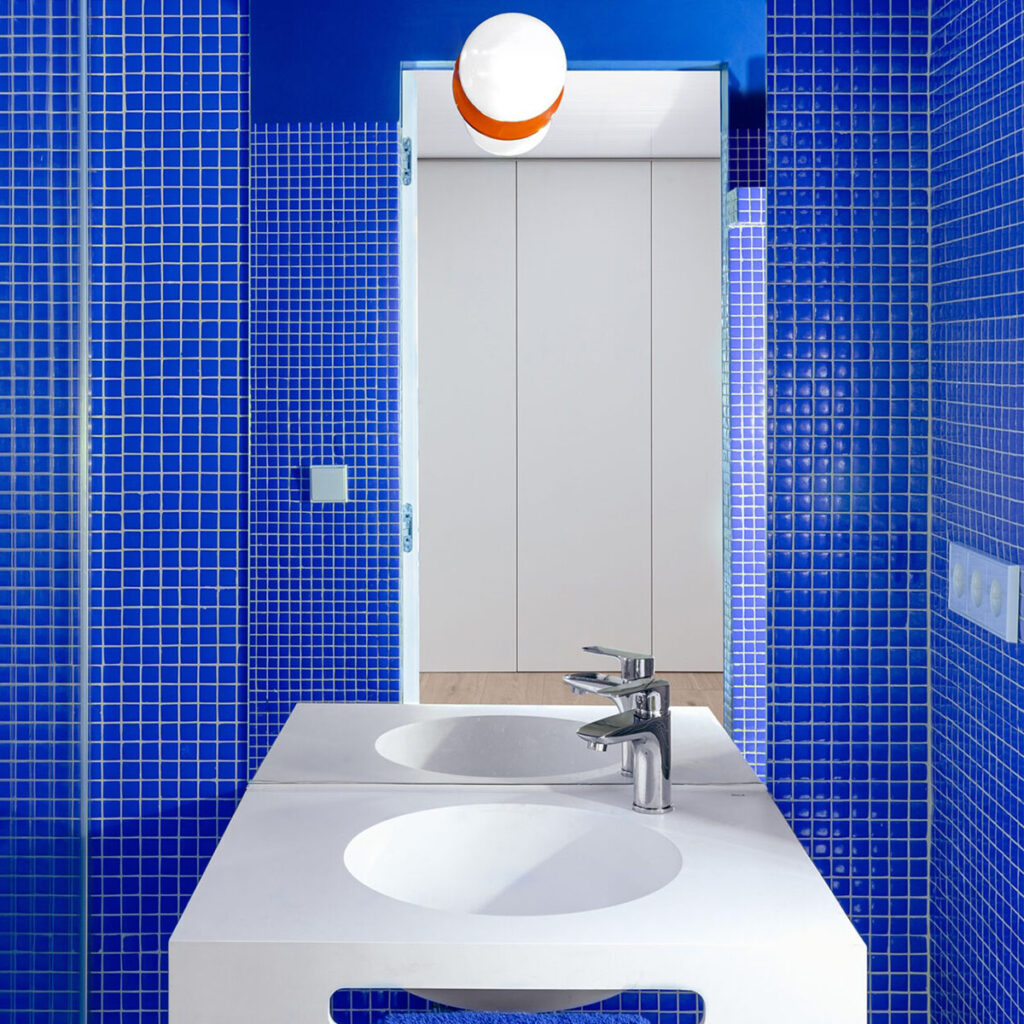 carelage de la tour mosaïque bleu electrique 320 2