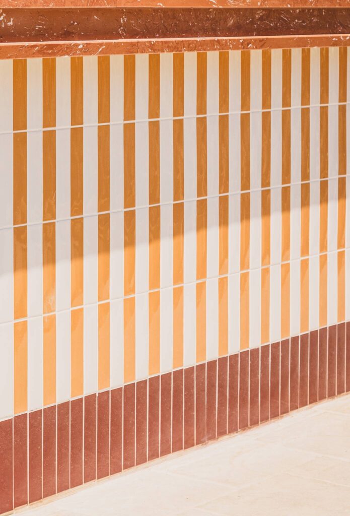 detail pose verticale faience quakap ocre blanc