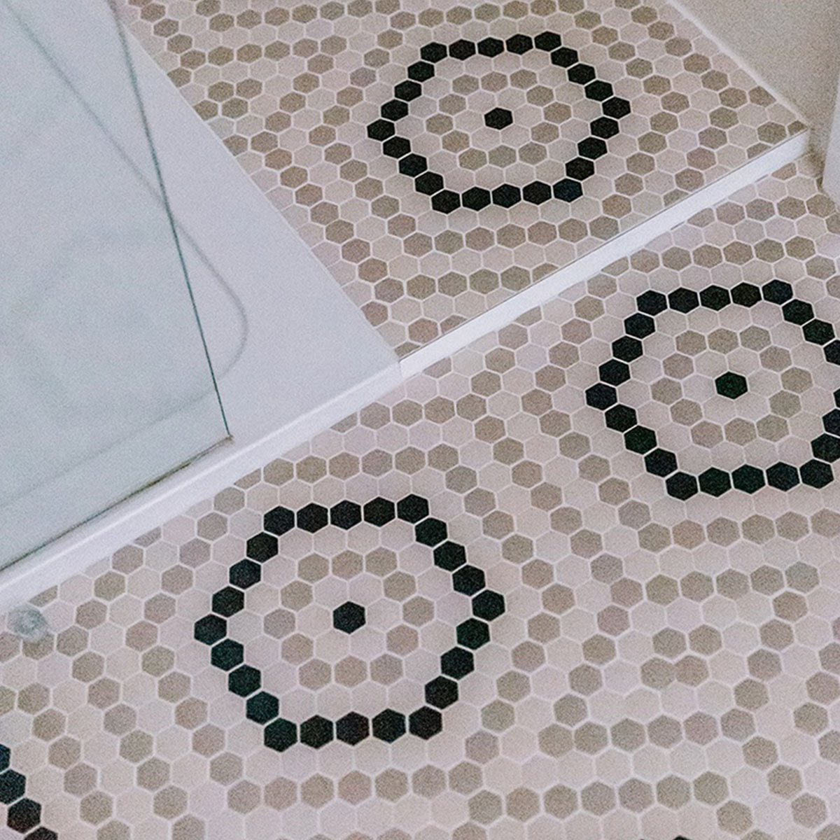 carrelage de la tour mosaique sol murs graphique hexa creme gris et blanc 4